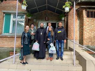 В Полтаве православные волонтеры УПЦ передали помощь психиатрической больнице